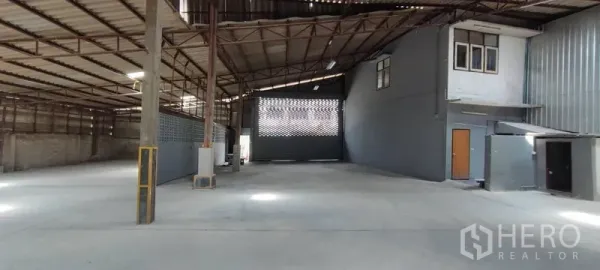 คลังสินค้า ให้เช่าในPhra Khanong, Bangkok - ภายในโกดังแบบโอเพ่นสเปซ เพดานโครงเหล็กสูง พื้นคอนกรีต พร้อมออฟฟิศชั้นลอยติดประตูโหลดสินค้า