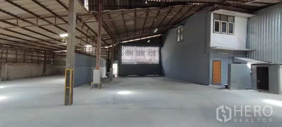 คลังสินค้า ให้เช่าในPhra Khanong, Bangkok - ภายในโกดังแบบโอเพ่นสเปซ เพดานโครงเหล็กสูง พื้นคอนกรีต พร้อมออฟฟิศชั้นลอยติดประตูโหลดสินค้า