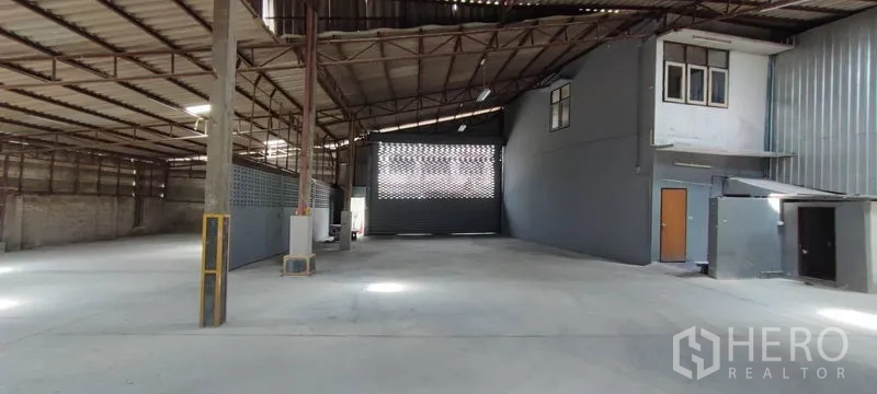 คลังสินค้า ให้เช่าในPhra Khanong, Bangkok - ภายในโกดังแบบโอเพ่นสเปซ เพดานโครงเหล็กสูง พื้นคอนกรีต พร้อมออฟฟิศชั้นลอยติดประตูโหลดสินค้า