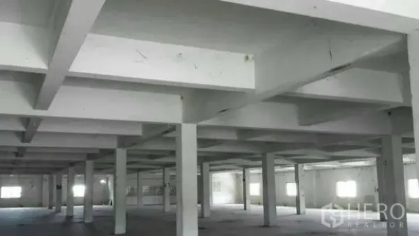 工厂 出租或出售在Khlong Toei, Bangkok - 宽敞工业大厅，网格梁顶与多扇窗户采光。