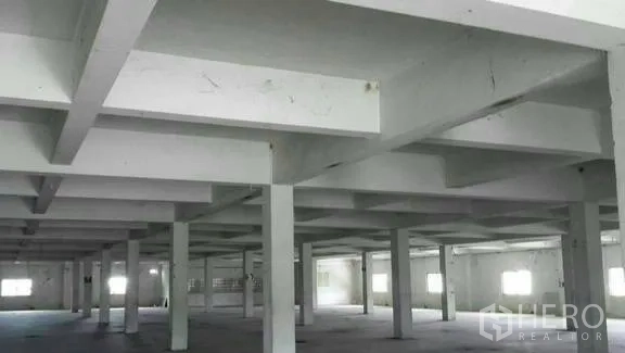 工厂 出租或出售在Khlong Toei, Bangkok - 宽敞工业大厅，网格梁顶与多扇窗户采光。