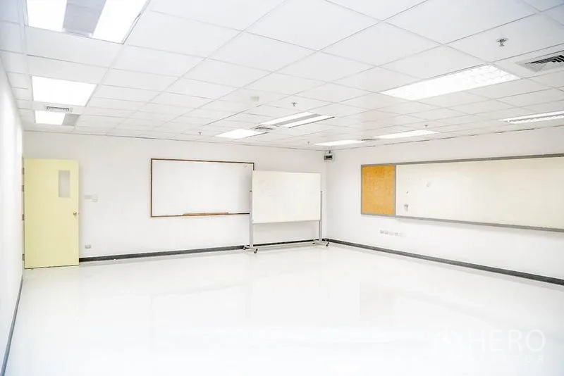 สำนักงาน ให้เช่าในBang Na, Bangkok - พื้นที่ทำงานโล่ง พื้นเงา ไวท์บอร์ดตั้งล้อเลื่อนและบอร์ดติดผนัง