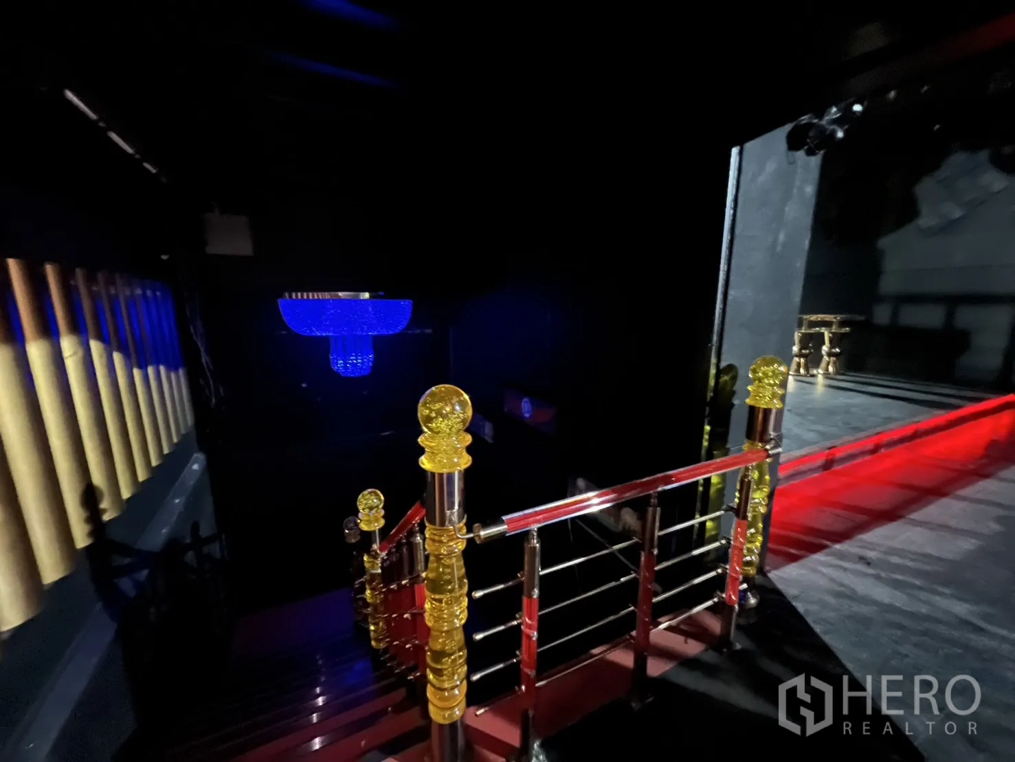 零售空间 出租 - 红色楼梯配金色球形栏柱，通往上层与吊灯。