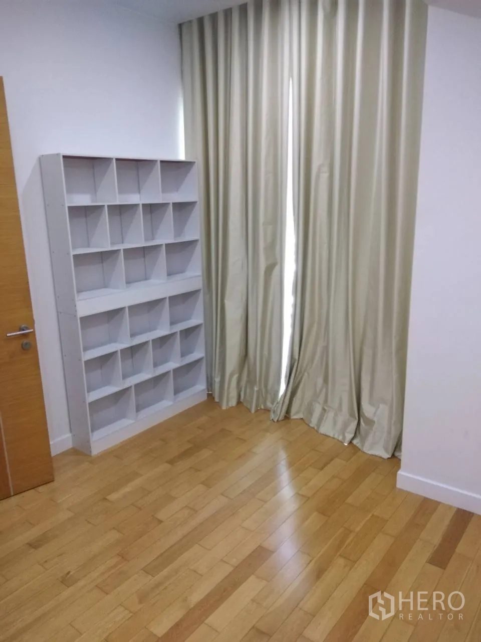 คอนโด ให้เช่าในKhlong Toei, Bangkok - ห้องนอนหรือห้องทำงานสว่าง พร้อมชั้นเก็บของ ม่านสูง และพื้นไม้