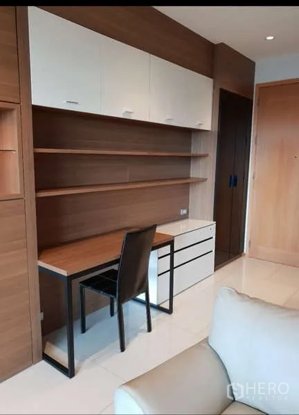 公寓 出租 - 客厅内置书桌与层架，打造紧凑型家庭办公区。