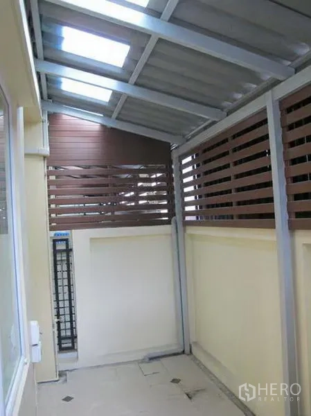 ทาวน์เฮาส์ ให้เช่าหรือขายในWang Thonglang, Bangkok - พื้นที่ซักล้างหรือข้างบ้านมุงหลังคาโลหะ พร้อมระแนงไม้เพิ่มความเป็นส่วนตัว