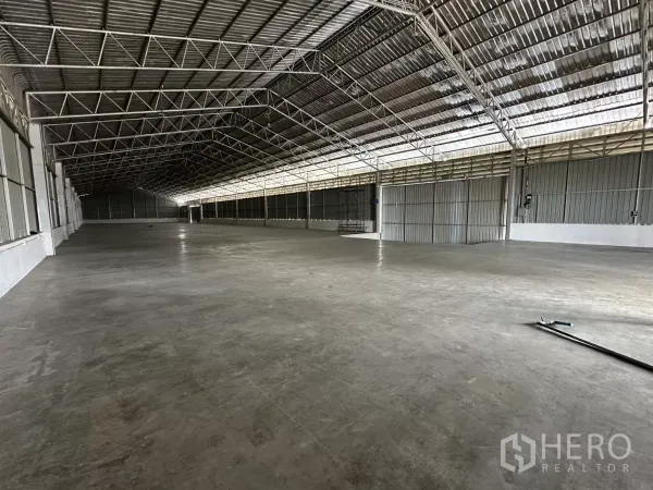 Warehouse for rent in Lat Krabang, Bangkok - Spacious storage area with ventilated metal walls, skylight panels and polished concrete slab.