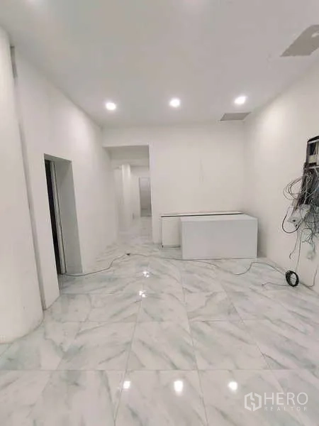 零售空间 出租在Din Daeng, Bangkok - 街景外立面，多层建筑与玻璃店面，门口有车位。