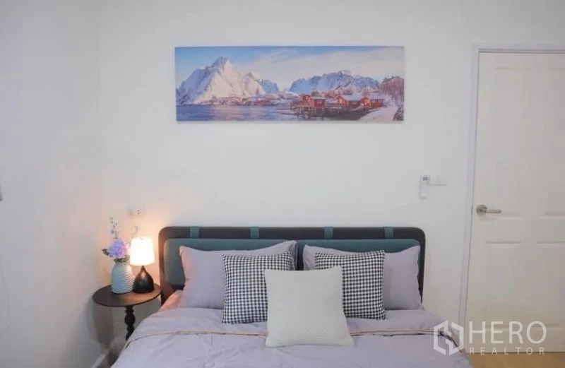 Detached House for rent in Bang Phli, Samut Prakan - Guest bedroom with double bed, wall art and soft lighting.