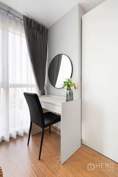 公寓 出租或出售在Khlong Toei, Bangkok - 靠窗梳妆/工作区，圆镜与窗纱营造通透感。