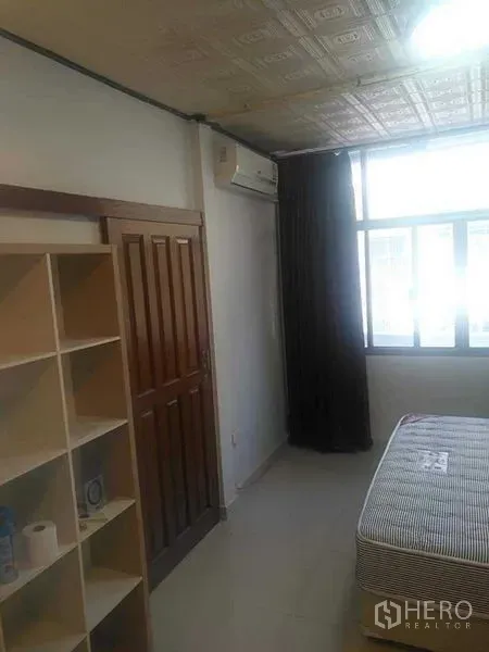 ทาวน์เฮาส์ ให้เช่า - ห้องนอนพร้อมหน้าต่าง แอร์ ประตูไม้ และชั้นวางของ