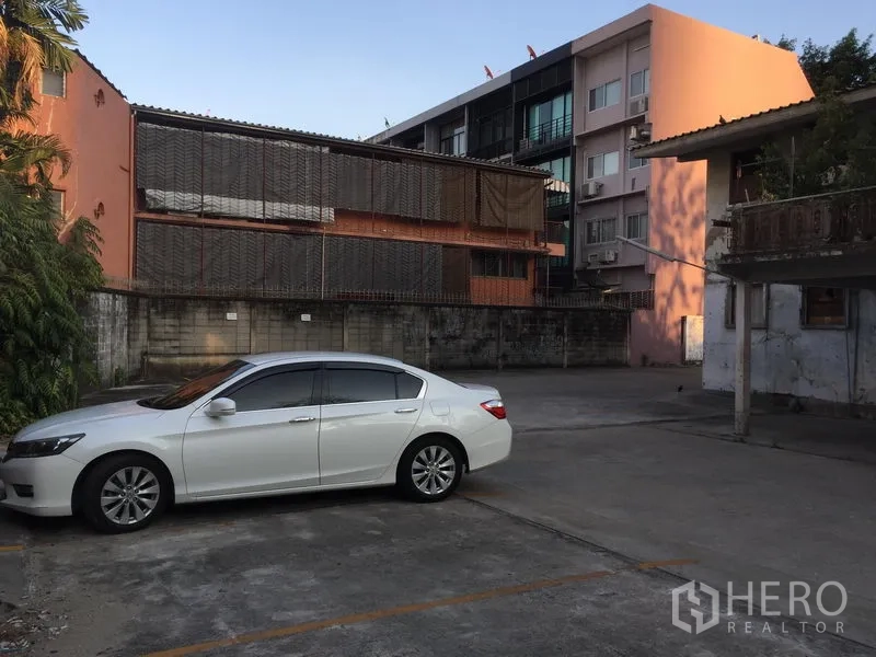 พื้นที่ขายปลีก ให้เช่าในKhlong Toei, Bangkok - ลานจอดรถเปิดโล่งข้างอาคารต่ำ เหมาะสำหรับจอดรถลูกค้าได้จำนวนมาก