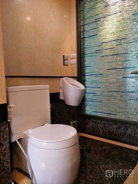 คอนโด ให้เช่าหรือขายในWatthana, Bangkok - ห้องส้วมผนังกระจกเท็กซ์เจอร์ พร้อมสายฉีดชำระ ในคอนโดโมเดิร์น