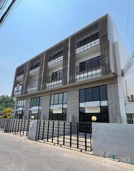 สำนักงานที่บ้าน ให้เช่าในBang Kapi, Bangkok - อาคารโฮมออฟฟิศสไตล์โมเดิร์น หลายชั้น มีกันสาดระแนง กระจกเต็มบาน และรั้วหน้าบ้านบนถนนเงียบสงบย่านบางกะปิ