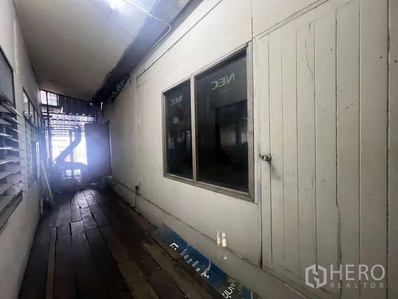 พื้นที่ขายปลีก ให้เช่าในKhlong Toei, Bangkok - โถงทางเดินแคบ มีหน้าต่างและพื้นไม้ไปยังโซนบริการ