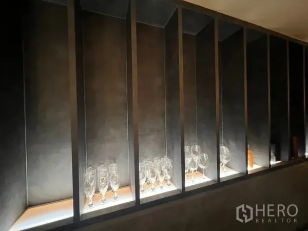 พื้นที่ขายปลีก ให้เช่าในBang Rak, Bangkok - ชั้นโชว์แบบช่องพร้อมแสงไฟ สำหรับวางแก้วเครื่องดื่มตามผนัง.