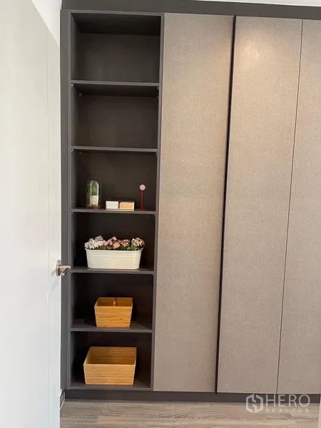 คอนโด ให้เช่า - ตู้เสื้อผ้าสูงพร้อมชั้นเปิดโล่งสำหรับจัดเก็บและตกแต่ง