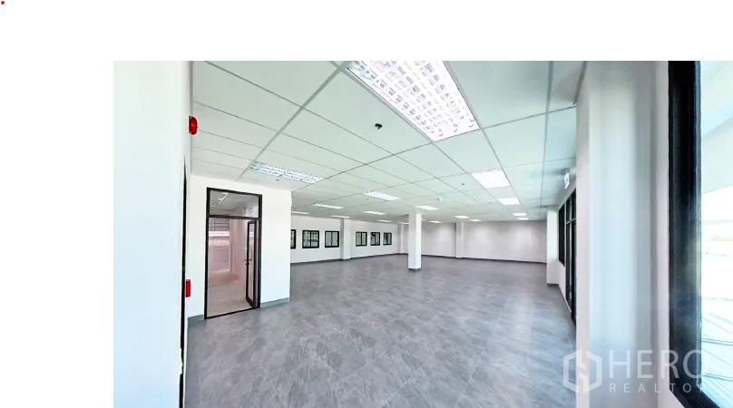 工厂 出租在Samut Prakan - 大开间办公室，瓷砖地面与玻璃隔断，采光充足