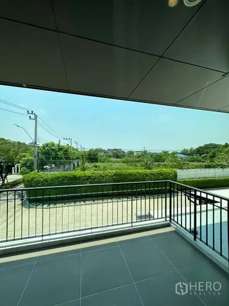 Detached House for sale in Prawet, Bangkok - Upper balcony overlooking greenery and a quiet internal road.