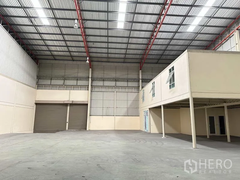 โรงงาน ให้เช่าในBang Phli, Samut Prakan - พื้นที่โกดังโล่งพร้อมประตูม้วนขนาดใหญ่และโครงชั้นลอยสำหรับสำนักงานหรือเก็บของ