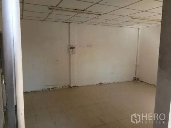 货栈 出租在Bang Sao Thong, Samut Prakan - 仓库内置办公室，瓷砖地面与吊顶，配荧光灯。