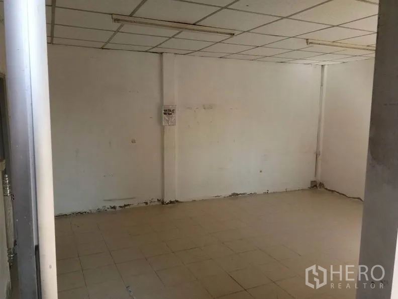 货栈 出租在Bang Sao Thong, Samut Prakan - 仓库内置办公室，瓷砖地面与吊顶，配荧光灯。