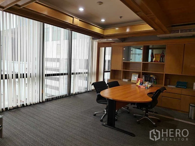 办公空间 出租在Din Daeng, Bangkok - 行政会议室，圆桌、内置书柜与落地窗百叶。