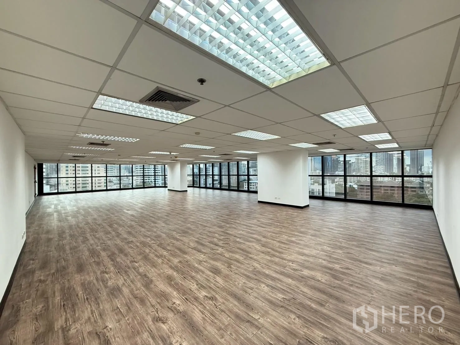 ออฟฟิศ for rent in Watthana, Bangkok - พื้นที่สำนักงานขนาดใหญ่ หน้าต่างรอบด้านและไฟสว่างสม่ำเสมอ