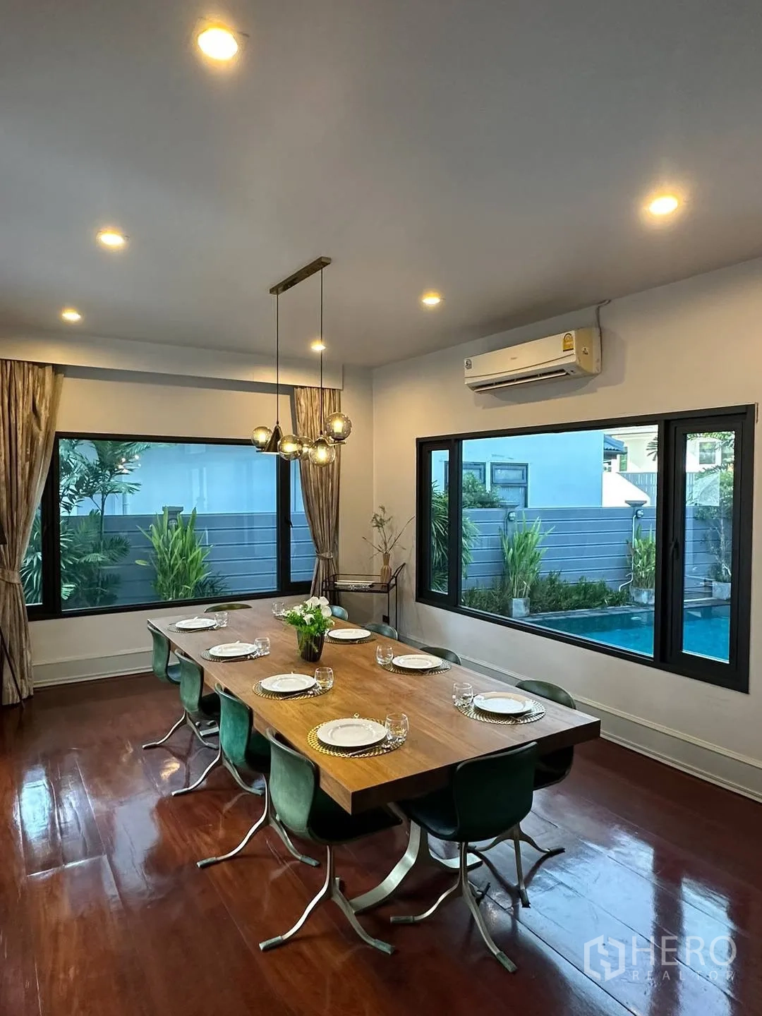 บ้านเดี่ยว for rent in Watthana, Bangkok - ห้องอาหารหน้าต่างบานใหญ่เห็นสวนและสระน้ำ