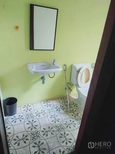 店屋 出租在Watthana, Bangkok - 卫生间配洗手盆、马桶与花纹地砖