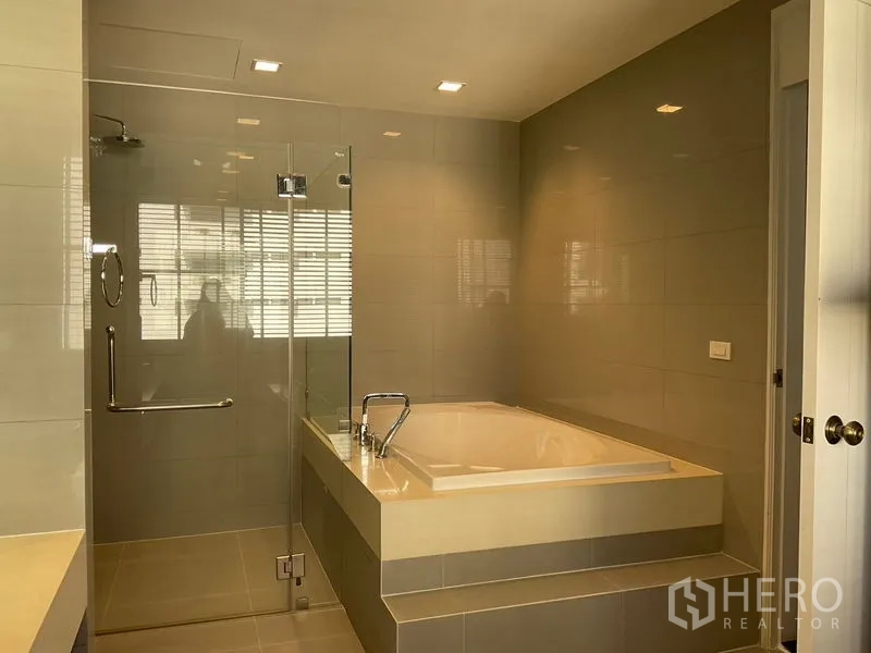 房间 出租在Sathon, Bangkok - 浴室设玻璃淋浴间与抬高式浴缸。