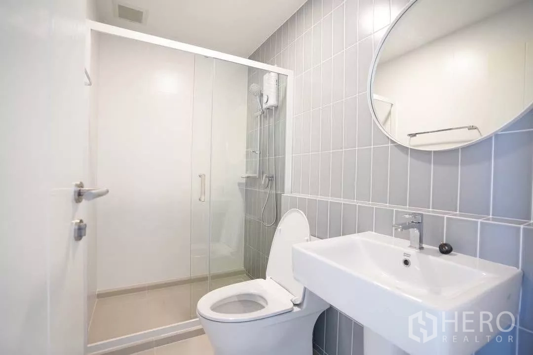 ทาวน์เฮาส์ ให้เช่าในBang Phli, Samut Prakan - ห้องน้ำโมเดิร์น ผนังกระเบื้องสีเทา ตู้ shower กระจก และกระจกกลม