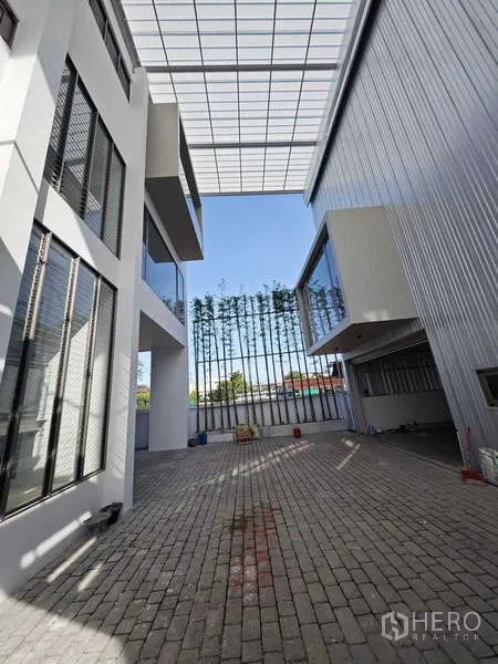 สำนักงานที่บ้าน ให้เช่าหรือขาย - ลานกลางปูอิฐบล็อกระหว่างอาคาร ใต้หลังคาโปร่งแสง