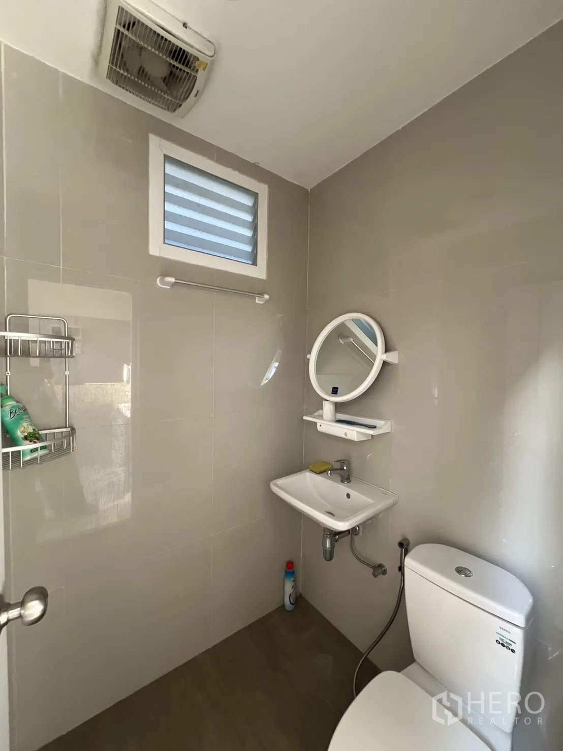 Detached House for rent or sale in Bang Kapi, Bangkok - Maid’s bathroom with toilet, sink and mirror shelf