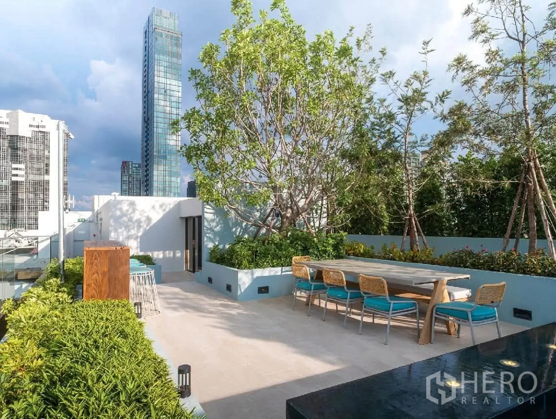 คอนโด for rent in Watthana, Bangkok - ดาดฟ้ามีโต๊ะรับประทานอาหาร เก้าอี้ และทิวทัศน์เมือง