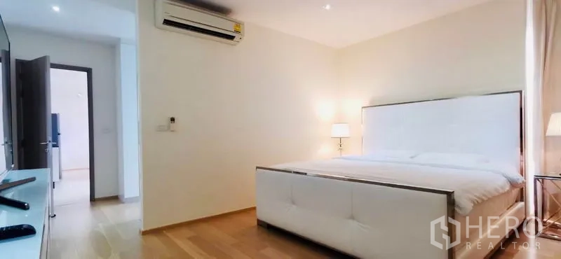 คอนโด ให้เช่าหรือขายในWatthana, Bangkok - ห้องนอนหลักกว้าง เตียงคิงไซส์ หัวเตียงบุหนัง พร้อมพื้นไม้