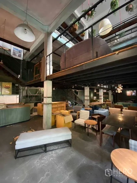 Retail Space for rent in Bang Na, Bangkok - Dining and cafe area below a mezzanine with mixed seating