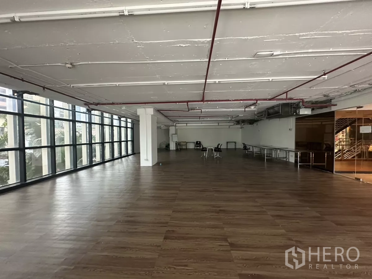 พื้นที่ขายปลีก ให้เช่า - ฮอลล์ค้าปลีกสว่าง ผนังกระจกยาว พื้นลายไม้ เสาโครงสร้าง