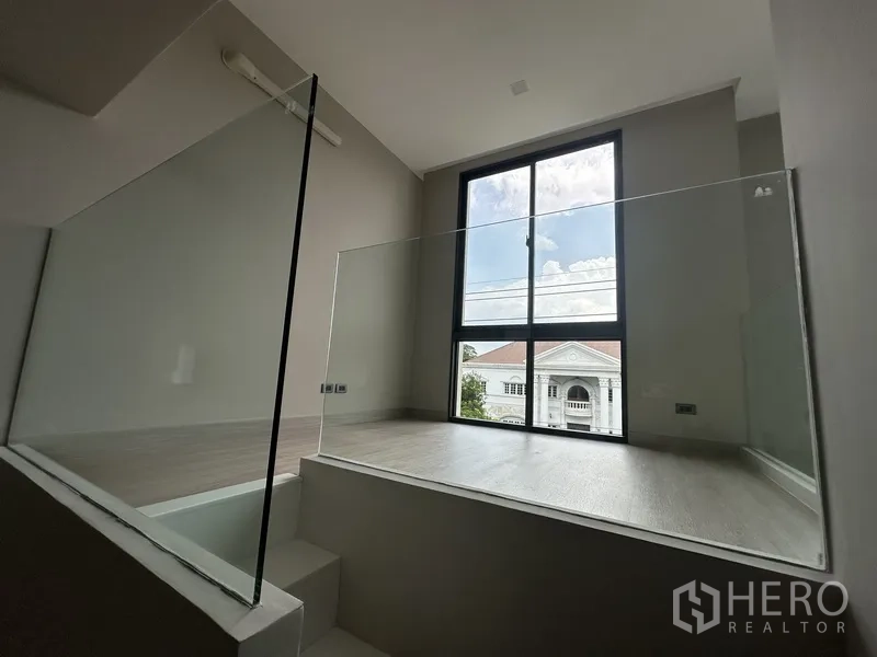 โฮมออฟฟิศ for rent or sale in Suan Luang, Bangkok - พื้นที่ชั้นลอยราวกันตกกระจก พร้อมหน้าต่างสูง
