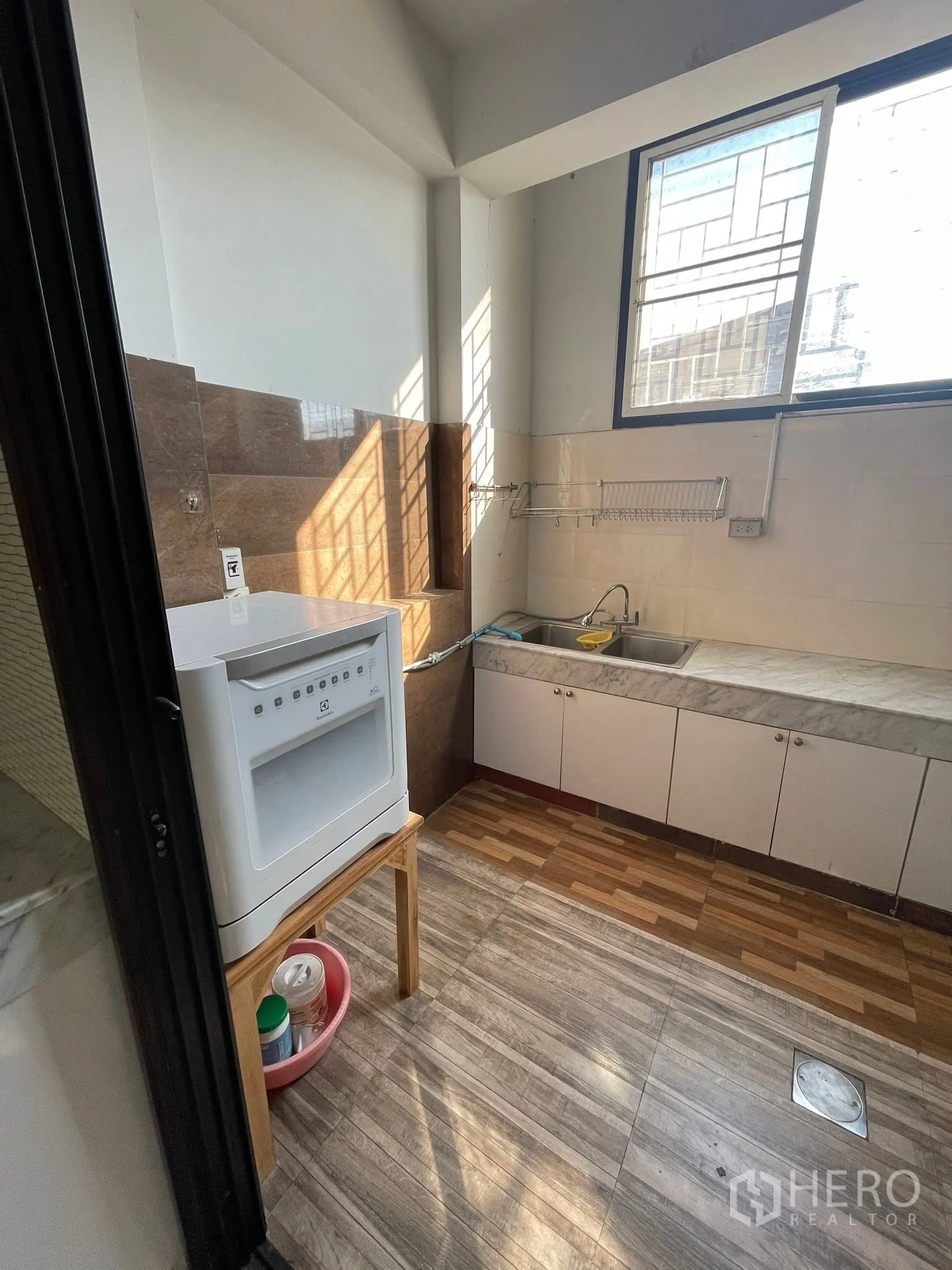Detached House for rent or sale in Lam Luk Ka, Pathum Thani - Compact utility kitchen with sink, countertop, and a window.