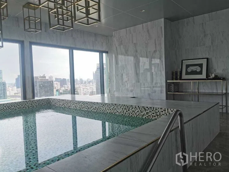 คอนโด ให้เช่าในRatchathewi, Bangkok - สระจากุซซี่ในร่มผนังหินอ่อน พร้อมหน้าต่างบานใหญ่