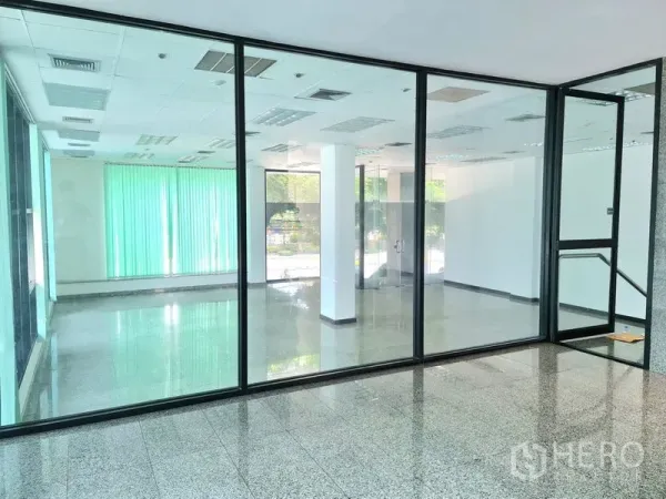 พื้นที่ขายปลีก ให้เช่าในSathon, Bangkok - มองผ่านผนังกระจกภายในไปยังพื้นที่ร้านค้าที่กว้าง พื้นเงาและหน้าต่างขนาดใหญ่