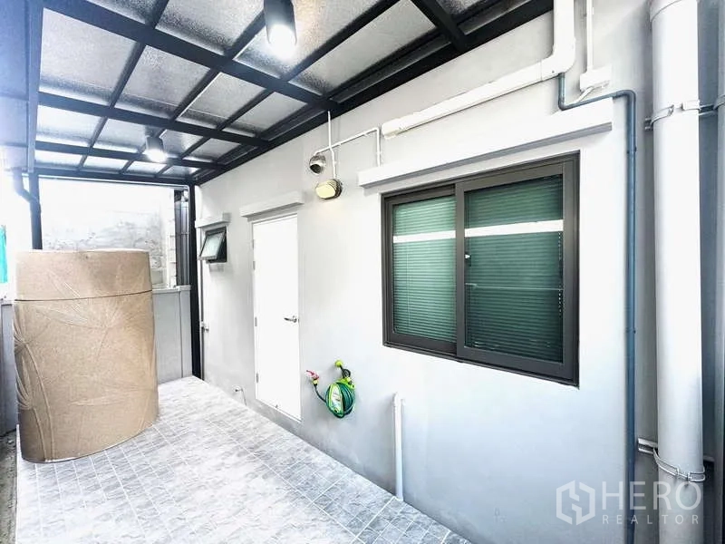 ทาวน์เฮาส์ ให้เช่าในBang Phli, Samut Prakan - พื้นที่ซักล้างด้านหลัง หลังคาโปร่ง พร้อมหน้าต่างและประตู