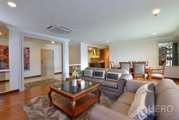 คอนโด ให้เช่าในWatthana, Bangkok - ห้องนั่งเล่นและทานอาหารกว้างขวาง พื้นไม้ โซฟาสีเทา และแอร์ฝังฝ้า