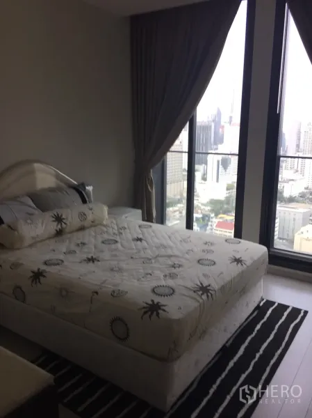 คอนโด ให้เช่าในPathum Wan, Bangkok - ห้องนอนเตียงใหญ่ หน้าต่างบานสูง วิวเมือง พร้อมผ้าม่านทึบ