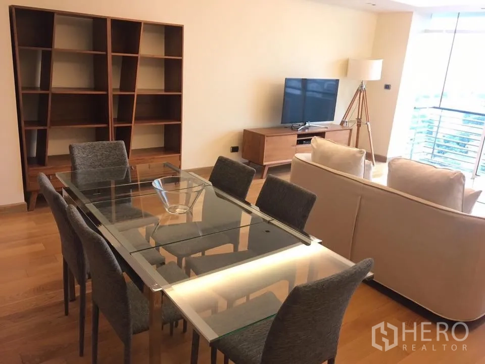 คอนโด ให้เช่าในPhaya Thai, Bangkok - โต๊ะรับประทานอาหารกระจกหกที่นั่ง ข้างชุดโซฟาและหน้าต่างบานใหญ่เห็นวิวเมือง