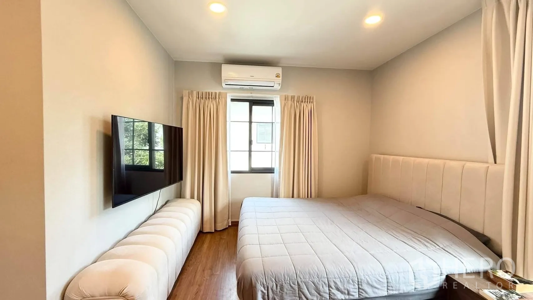 独栋房屋 for rent in Bang Phli, Samut Prakan - 宽敞卧室，配大床、墙挂电视与顶灯和空调。