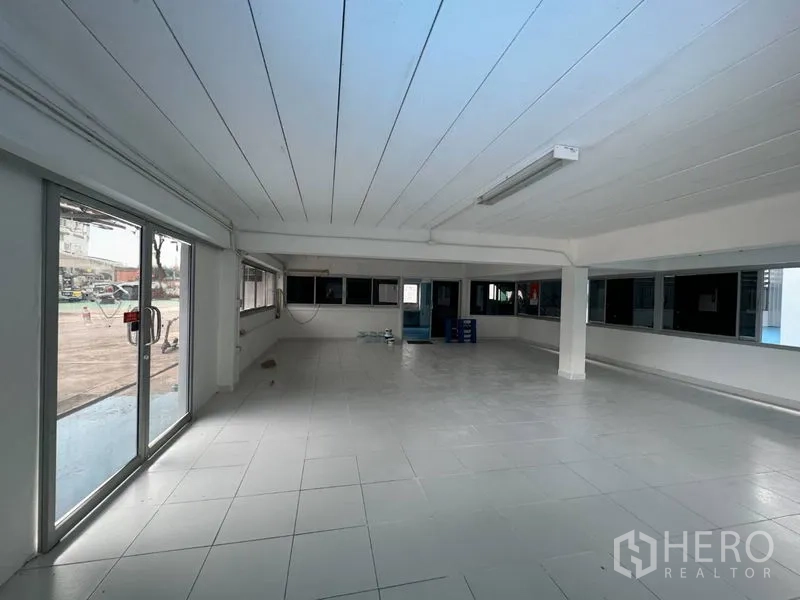 货栈 出租在Mueang Pathum Thani, Pathum Thani - 一层办公室，瓷砖地、玻璃门，临近前方硬化场地。