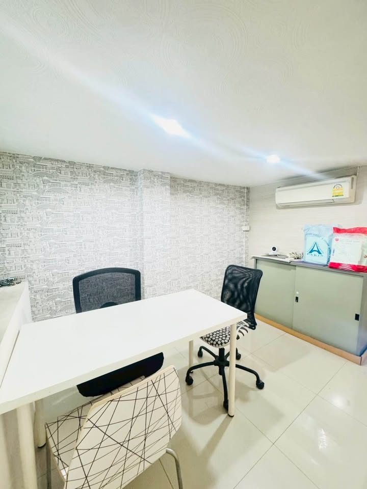 อาคารพาณิชย์ ให้เช่าในPhra Khanong, Bangkok - สำนักงานขนาดเล็กสว่าง พร้อมแอร์ โต๊ะทำงาน และตู้เก็บของ