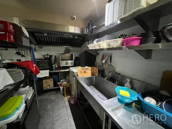 พื้นที่ขายปลีก ให้เช่าในBang Rak, Bangkok - ครัวเชิงพาณิชย์สแตนเลสพร้อมอ่างล้างและฮูดดูดควัน.